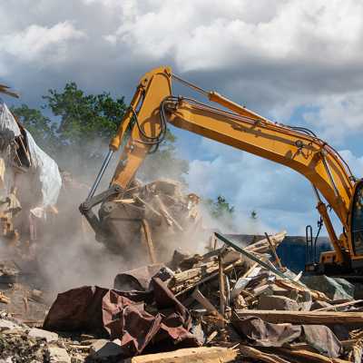 Démolition par pelleteuse : techniques, sécurité et coûts