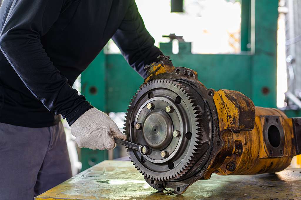 Réparation de moteurs avec des pièces détachées pour engins de terrassement&nbsp;: quand est-ce rentable ?