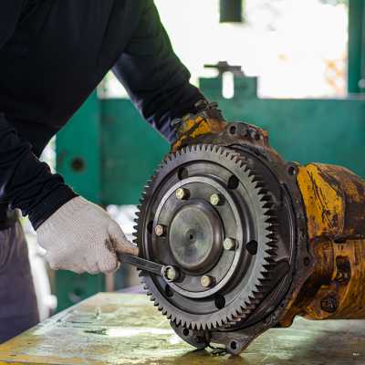 Réparation de moteurs avec des pièces détachées pour engins de terrassement&nbsp;: quand est-ce rentable ?