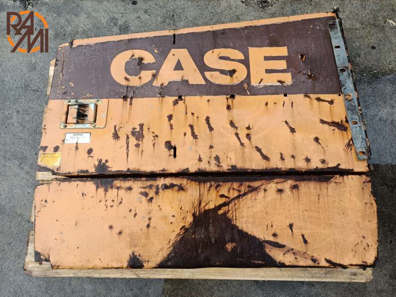 RIGHT DOOR  L125601 CASE 821 (USED)